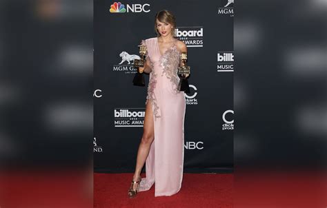 taylor swift camel toe|Taylor Swift Flashes Crotch Wardrobe Malfunction BBMAs